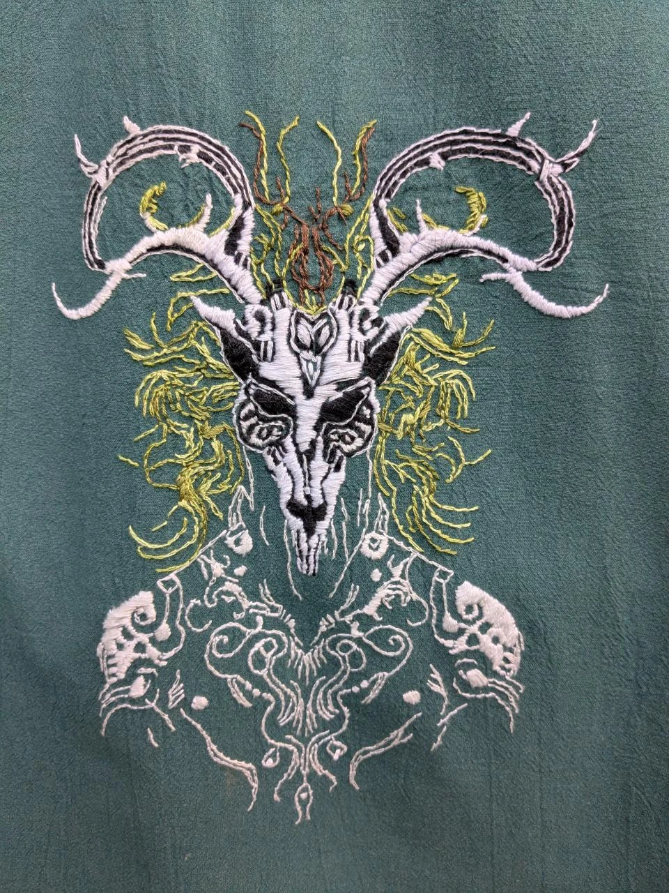 Chemise médiévale rituelle du Wendigo, broderie chamanique, pièce unique